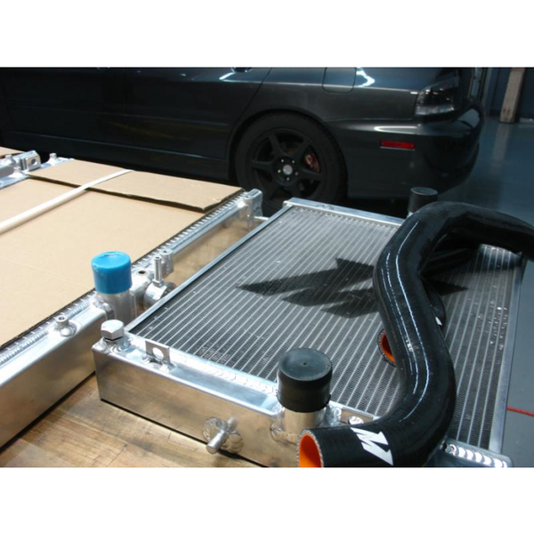 MISHIMOTO - HALF-SIZE PERFORMANCE ALUMINIUM RADIATOR, EVO VII-IX